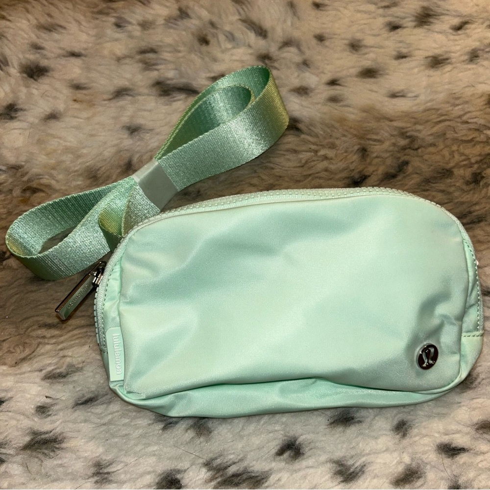 NWT Lululemon Everywhere Belt Bag Mint Moment